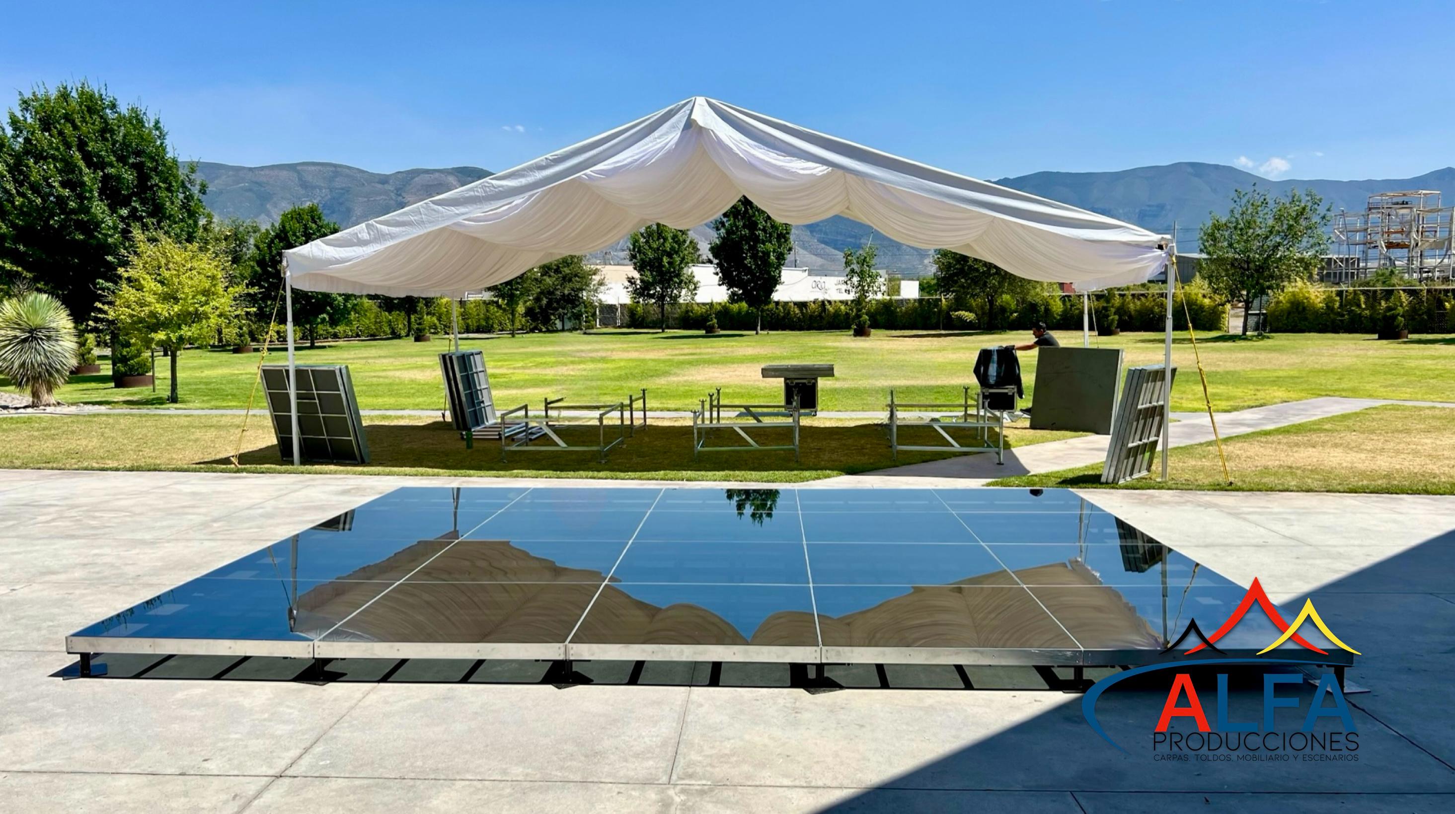 Carpa de lujo junto a piscina