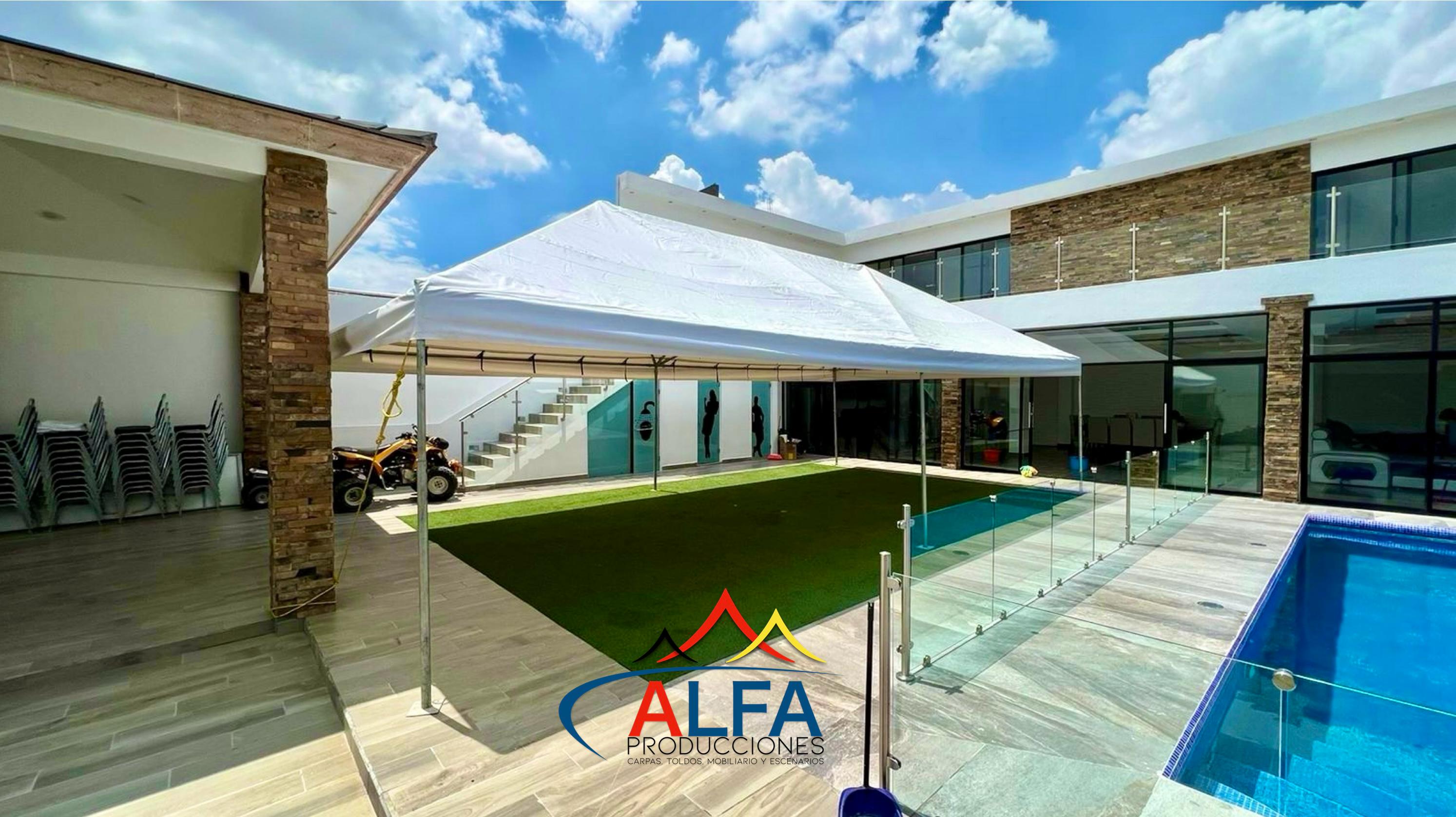 Casa moderna con piscina y carpa