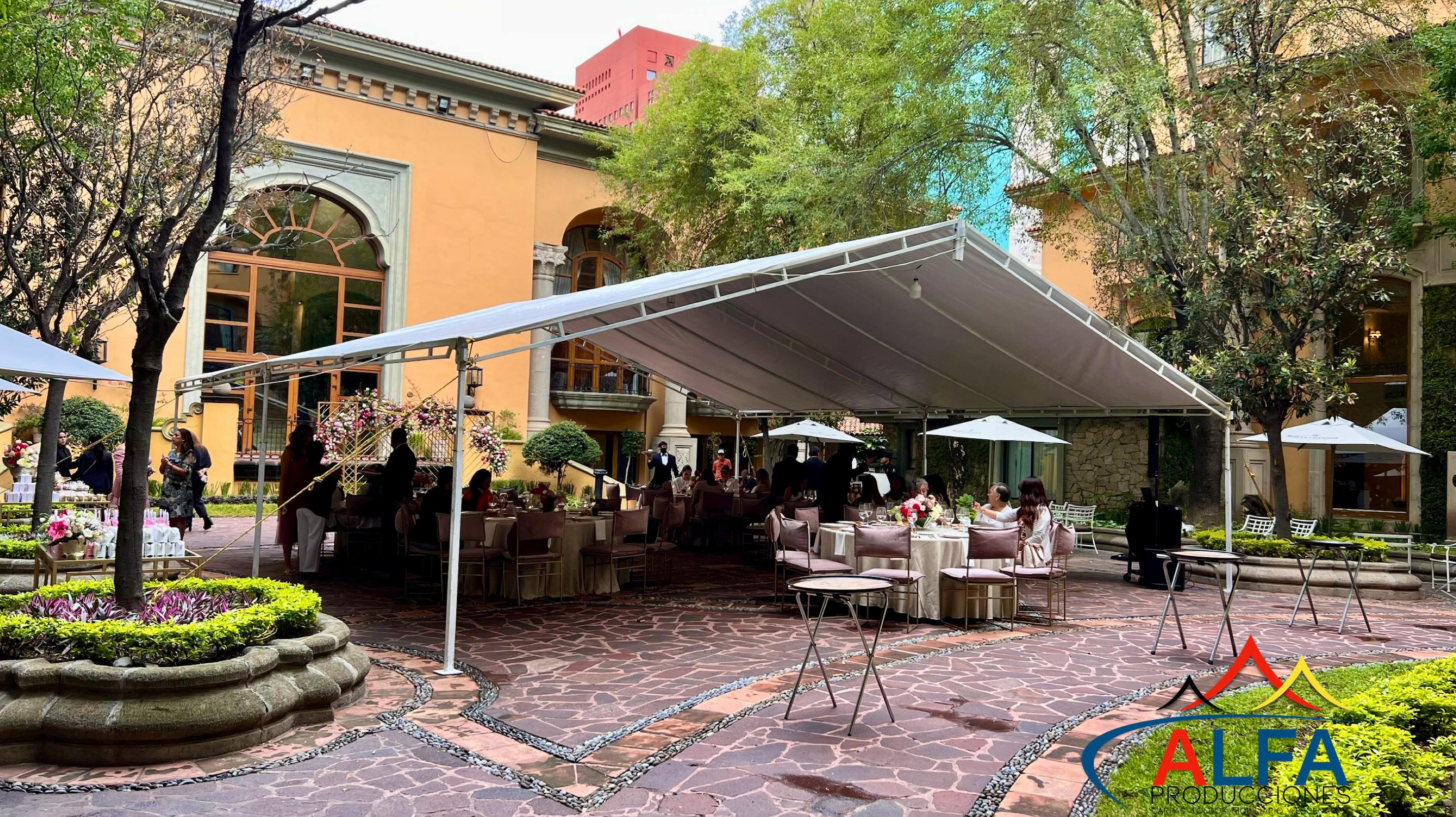 Evento en patio colonial histórico