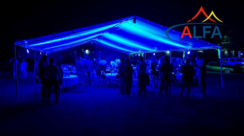 Iluminación arquitectónica azul