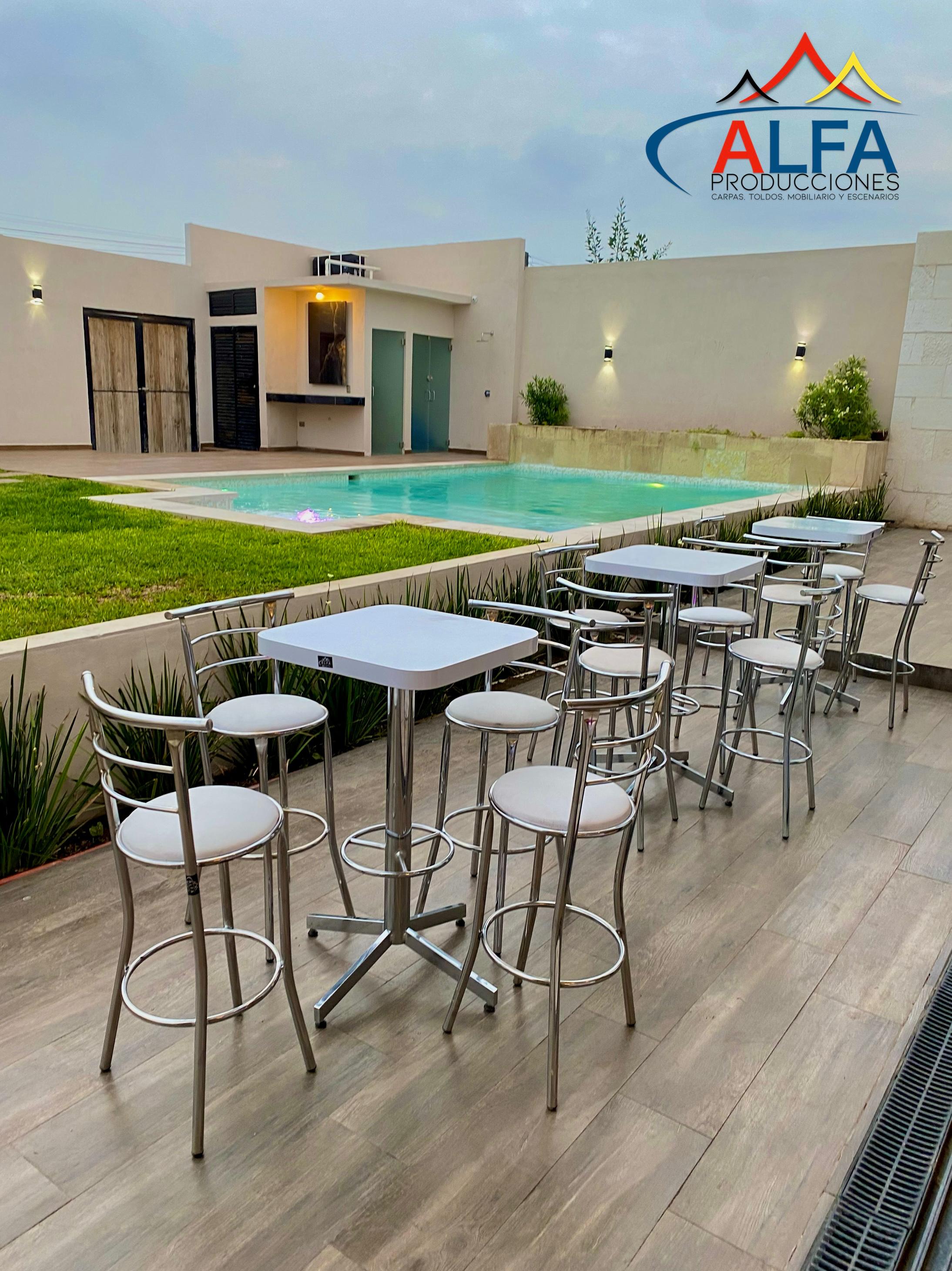 Mobiliario para eventos: mesas altas junto a piscina