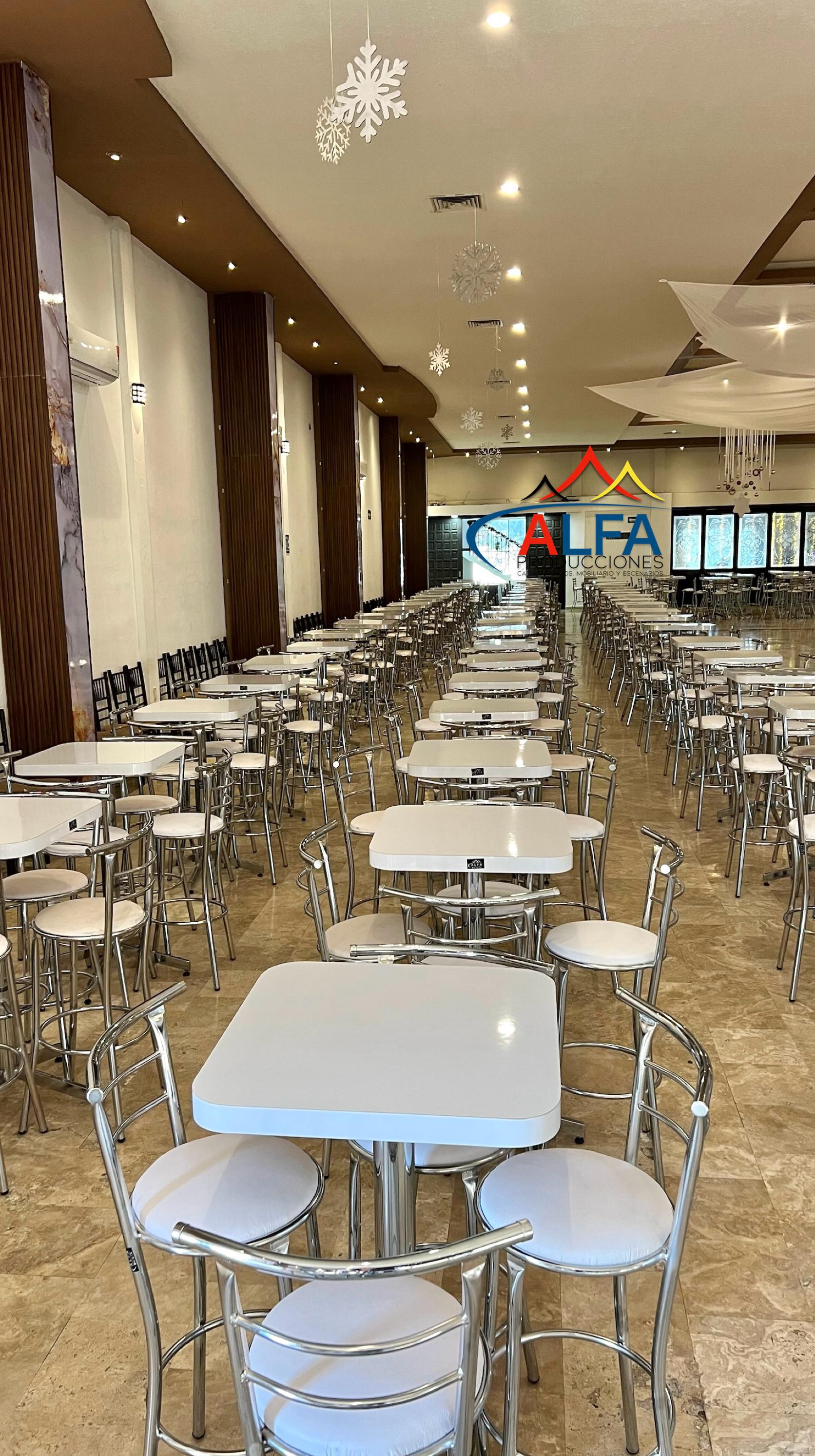 Salón interior elegante con mesas altas