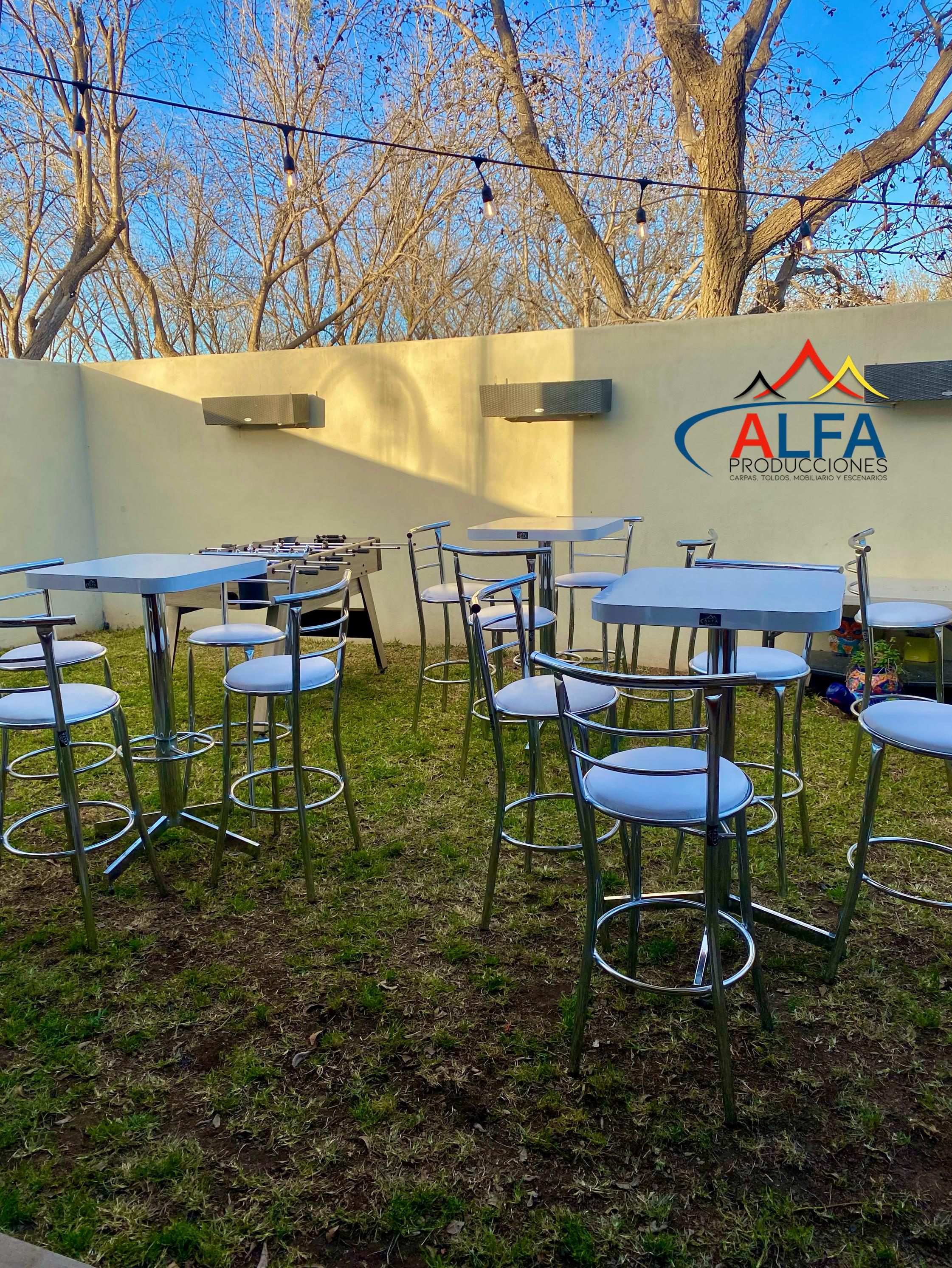 Terraza nocturna con luces